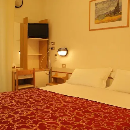 Clara Hotel 3*